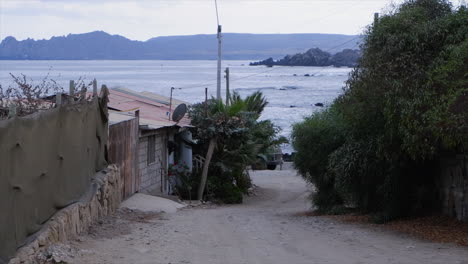 calle de tierra en un tranquilo pueblo de pescadores, caleta chanaral en chile