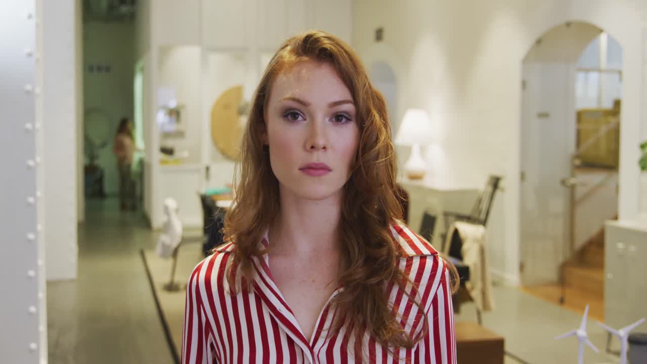 mujer de negocios mirando a la cámara