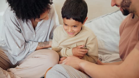feliz, cama y padres cosquilleando niño en su casa