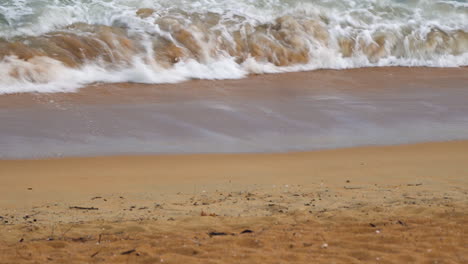 Nahaufnahme-Von-Wellen-An-Einem-Goldenen-Sandstrand-In-Neuseeland