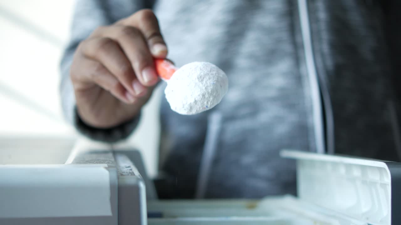 añadir detergente para la ropa a la lavadora