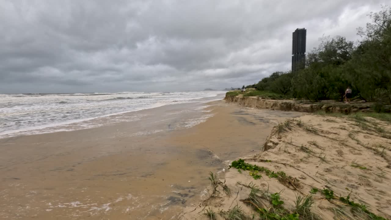 침식과 폭풍의 영향으로 광대 해변 해안선