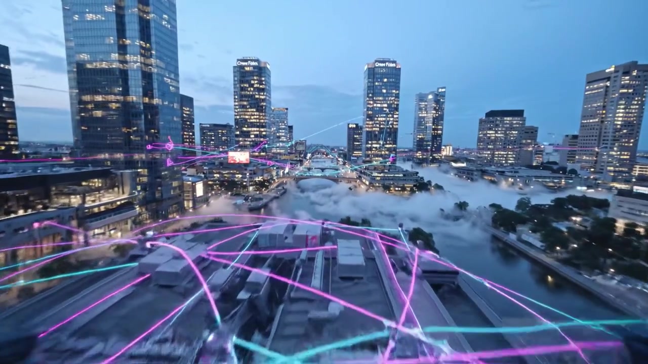 Paisagem urbana futurista com figuras de negócios e visualização de dados sobre o horizonte urbano ao anoitecer, mostrando a integração tecnológica em ambientes modernos.