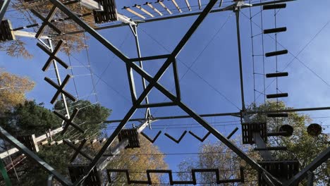gente valiente divirtiéndose en la estructura de madera del parque de aventuras