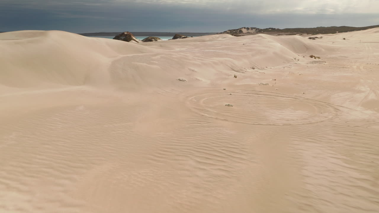 аэрофотосъемка сафари-джипа, едущего по песчаным дюнам возле порта линкольн в южной австралии