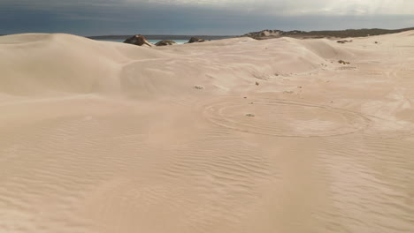 antenne über einem safari-jeep-fahrzeug, das über die sanddünen in der nähe von port lincoln in südaustralien fährt