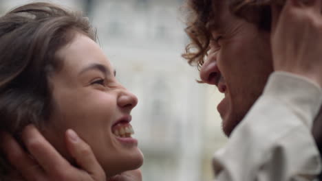 Pareja-Feliz-Divirtiéndose-En-La-Calle-Urbana.-Novio-Y-Novia-Engañando.