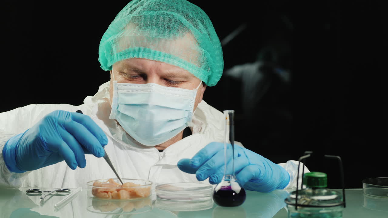 기술자는 실험실에서 닭고기의 품질을 확인합니다.