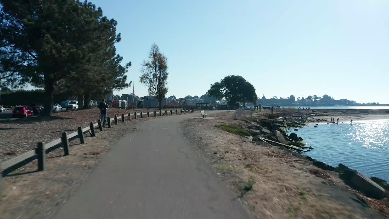 Un deslizamiento rápido y suave sobre la pista de jogging en la bahía