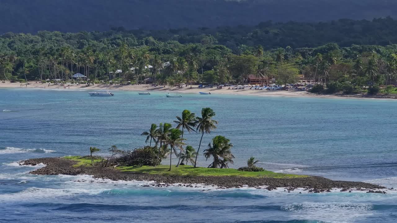 hermosa isla de el cayito con palmeras y hierba y costa con playa de arena en el fondo