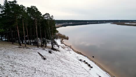 Río,-Rodeado-De-Colinas-Cubiertas-De-Nieve