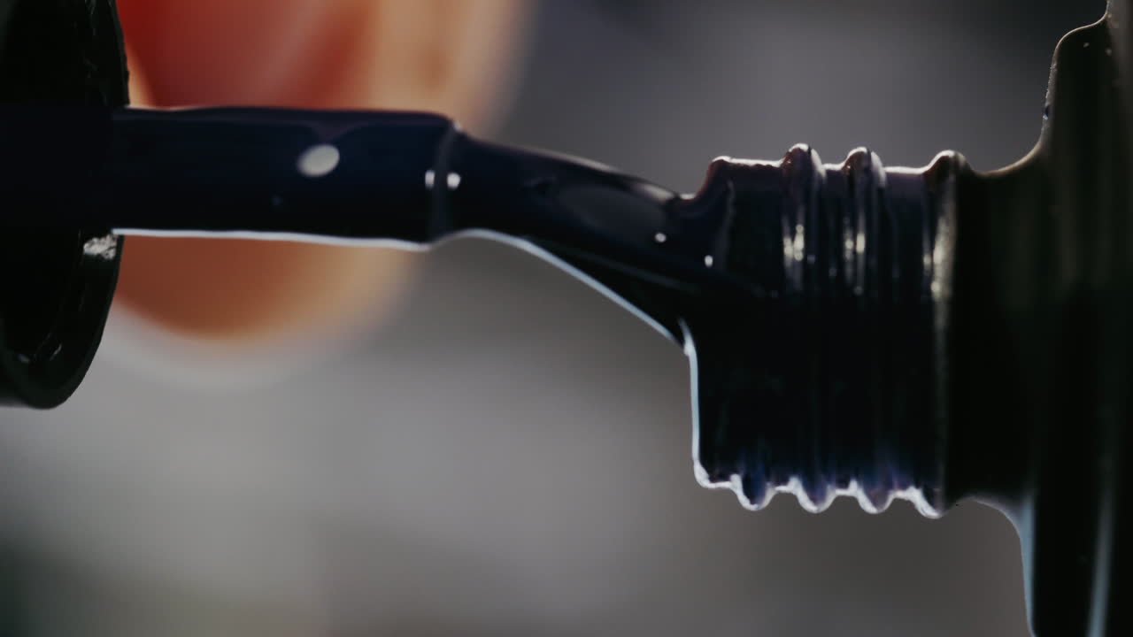 наносить темный лак для ногтей