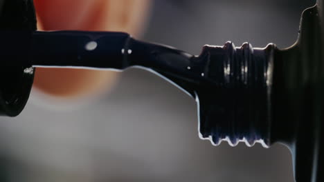 la aplicación de esmalte de uñas oscuro