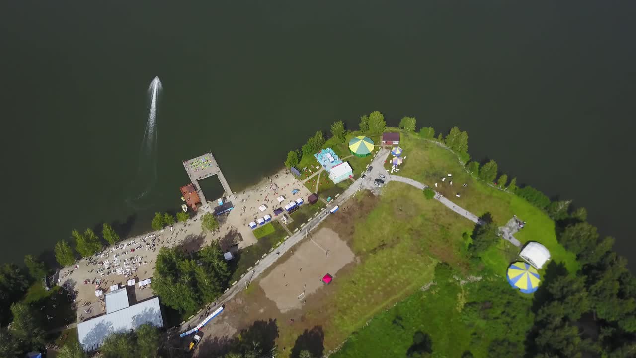 vista aérea del festival frente al lago