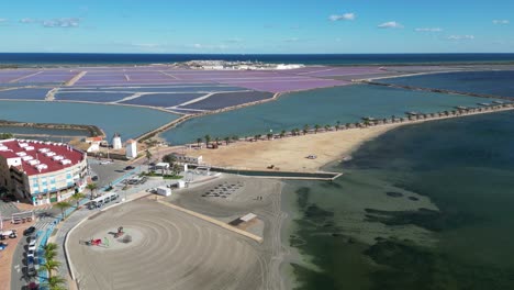 lago de minería de agua salada de color rosa púrpura en los cuarteros, mar menor, murcia, españa - 4k aéreo