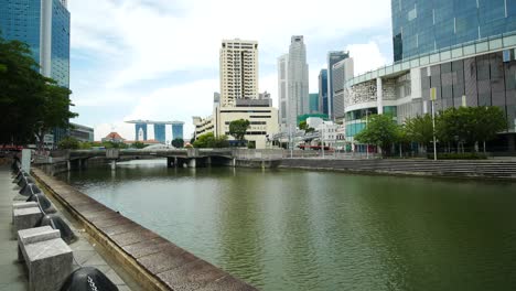 paisaje urbano junto al río de singapur