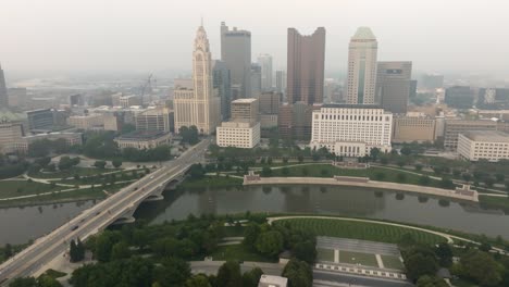 Vista-Aérea-Del-Horizonte-De-La-Ciudad-De-Columbus-Ohio-En-Un-Día-De-Niebla-Y-Humo---Acercándose-A-La-Ciudad