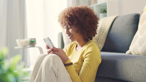 Entspannte-Schwarze-Frau,-Die-Am-Telefon-SMS-Schreibt