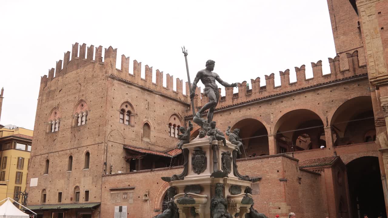Vista dettagliata della statua di Nettuno sulla storica Fontana del Nettuno a Bologna