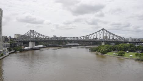 el río brisbane cubierto de nubes: panorama en cámara lenta del puente de la historia y el lado sur