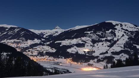 Zeitraffer-Eines-Schneebedeckten-Bergblicks-Auf-Ein-Skigebiet-Bei-Nacht