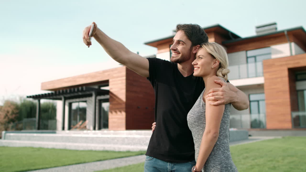 pareja alegre tomando una selfie al aire libre. retrato de una familia feliz haciendo una selfie