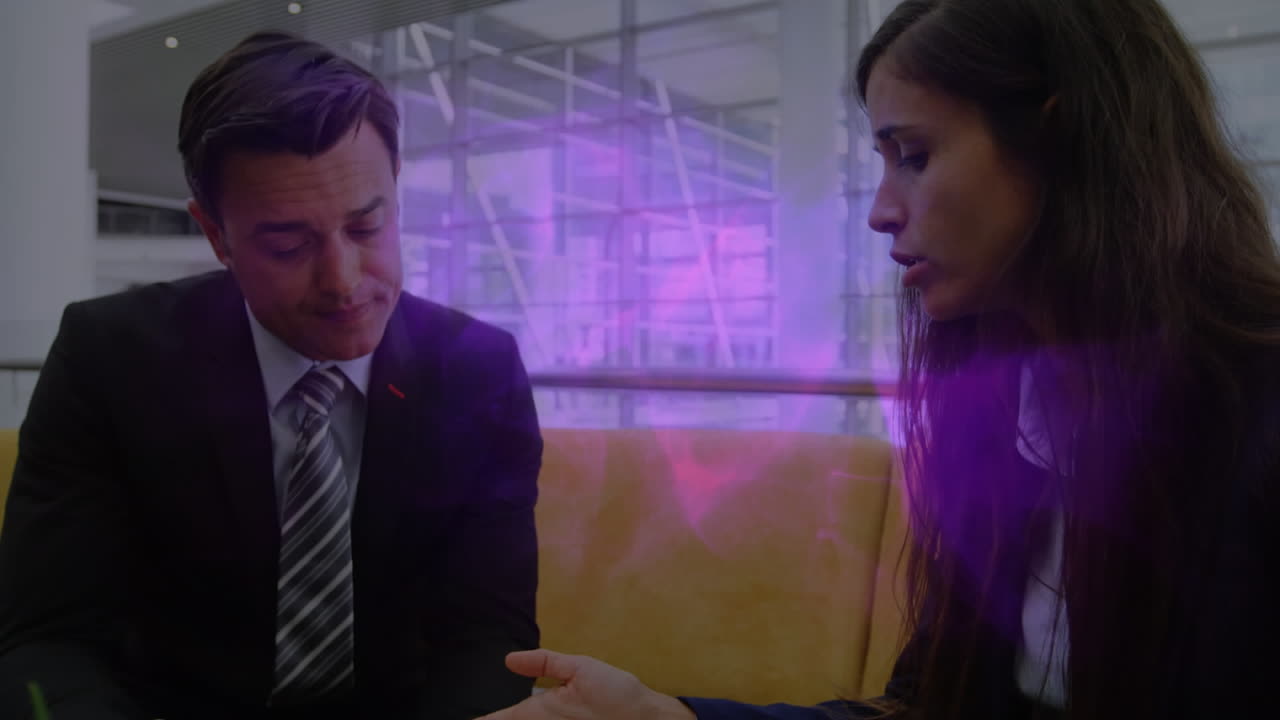 animación del procesamiento de datos sobre personas de negocios en la oficina