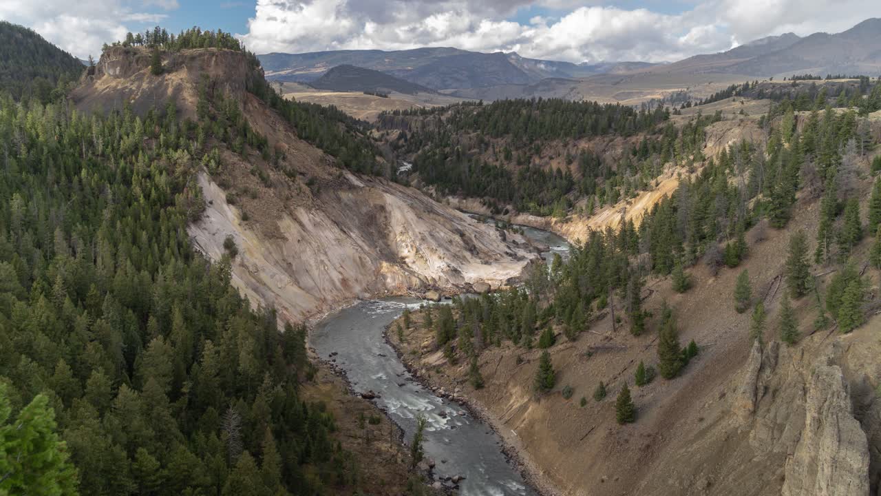 Pemandangan Lembah Sungai Yellowstone