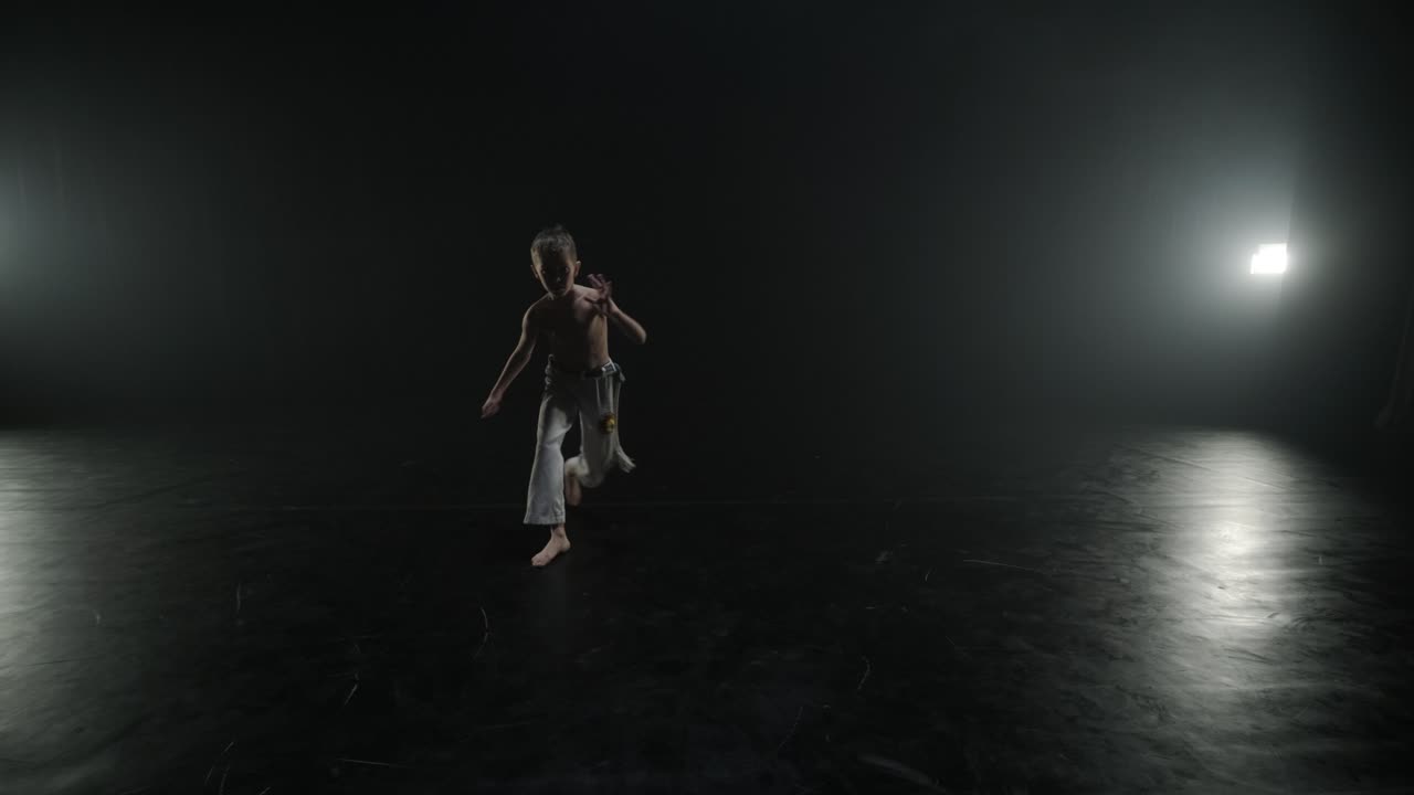 Menino praticando capoeira