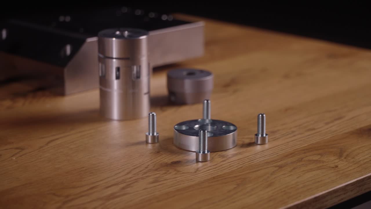 piezas de metal cnc en una mesa p3