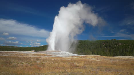 Filmische-Folie,-Berühmter-Alter-Treuer-Geysir,-Sonnenaufgang,-Sonnenuntergang,-Ausbruch,-Yellowstone-Nationalpark,-Aussichtsplattform,-Aussichtsbereich,-Oberes-Geysirbecken,-Aktiver-Vulkan,-Herbst,-Schöner-Blauer-Himmel,-Zeitlupe