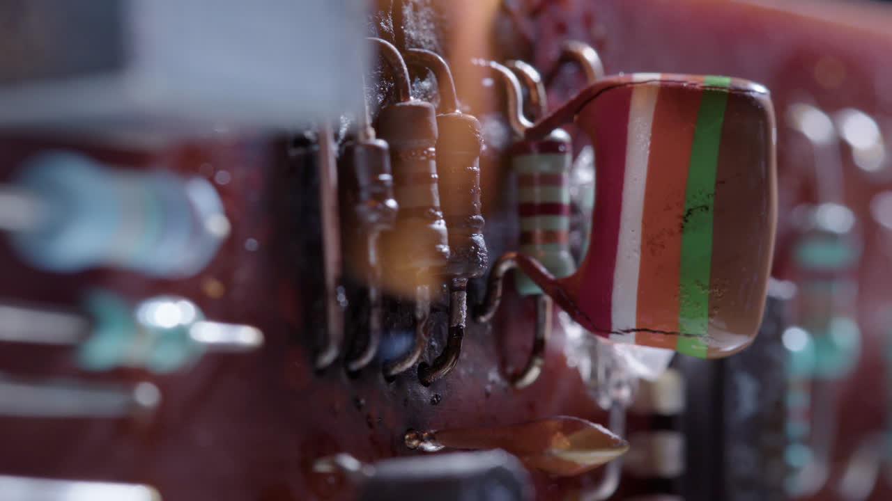 placa de circuito de un aparato defectuoso se enciende después de un cortocircuito, macro