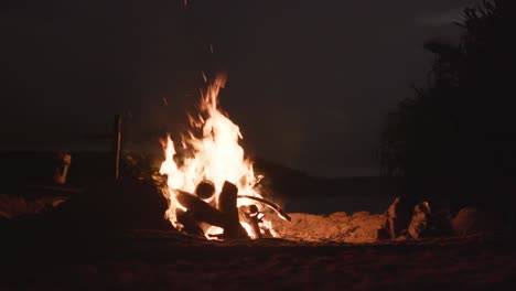 Ein-Lagerfeuer-In-Einer-Windigen-Nacht-Auf-Einer-Abgelegenen-Insel-Im-Tropischen-Australien