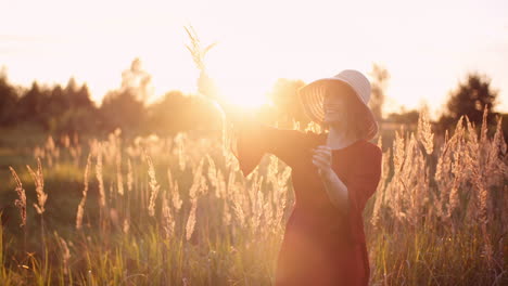 Hermosa-Mujer-Posando-En-La-Cámara-Y-Sonreír-Al-Atardecer-Dorado-71