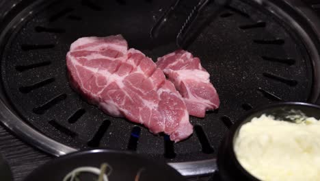 뜨거운 금속 철판에 신선한 삼겹살 조각을 놓고 - 삼겹살 요리 - 클로즈업