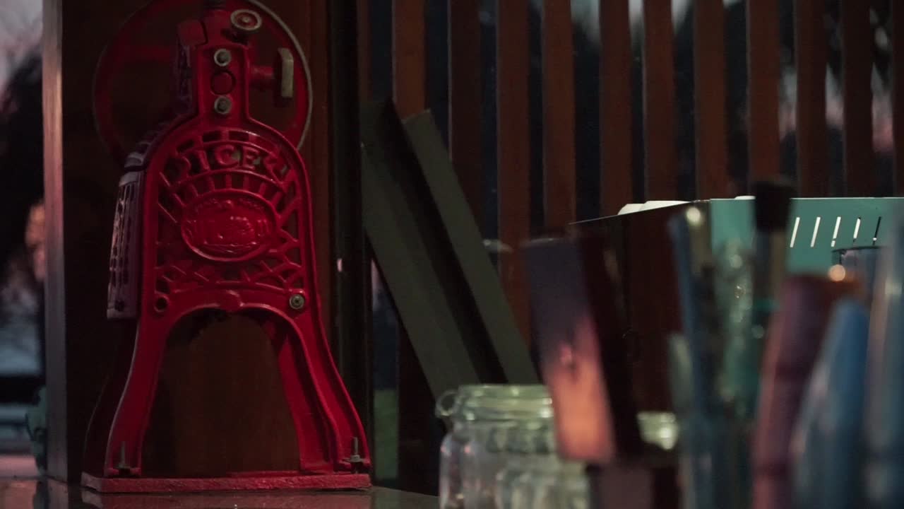 밤에 술집의 내부