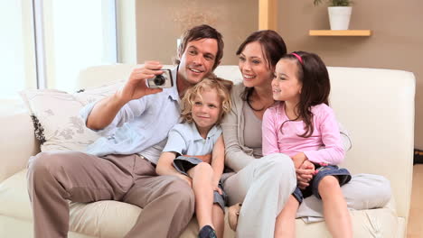 una familia sonriente siendo fotografiada