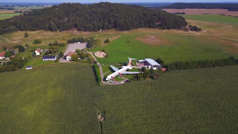 Magnífica-Vista-Aérea-Superior-Vuelo-Avión-Iljuschin-En-Tierra