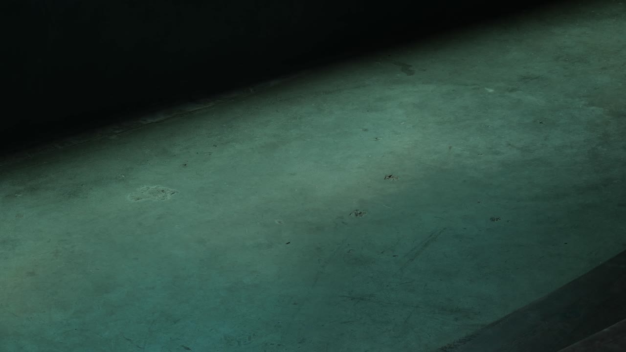 вид на бетонный пол с мерцанием света сквозь воду в аквариумном корпусе