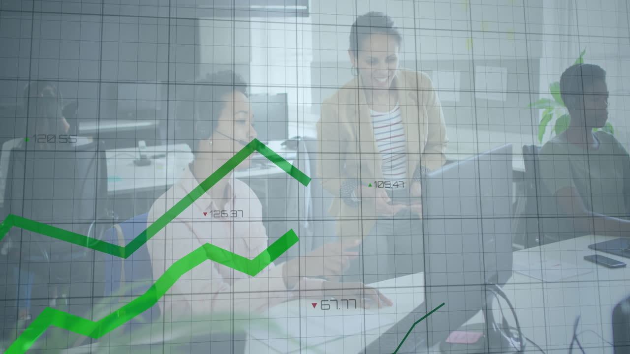 animación del procesamiento de datos financieros sobre diversos colegas que discuten el trabajo en la oficina
