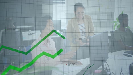 animación del procesamiento de datos financieros sobre diversos colegas que discuten el trabajo en la oficina