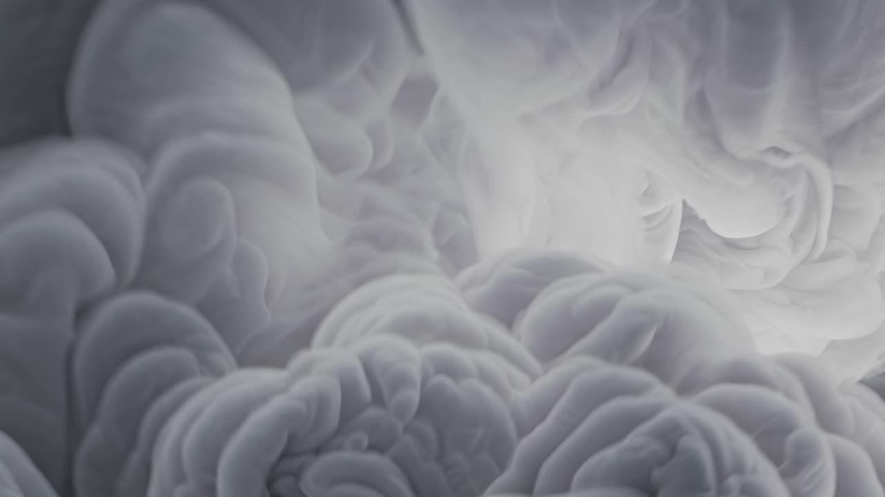 Video astratto con un angolo ravvicinato che cattura modelli di fumo grigio tenui e vorticosi