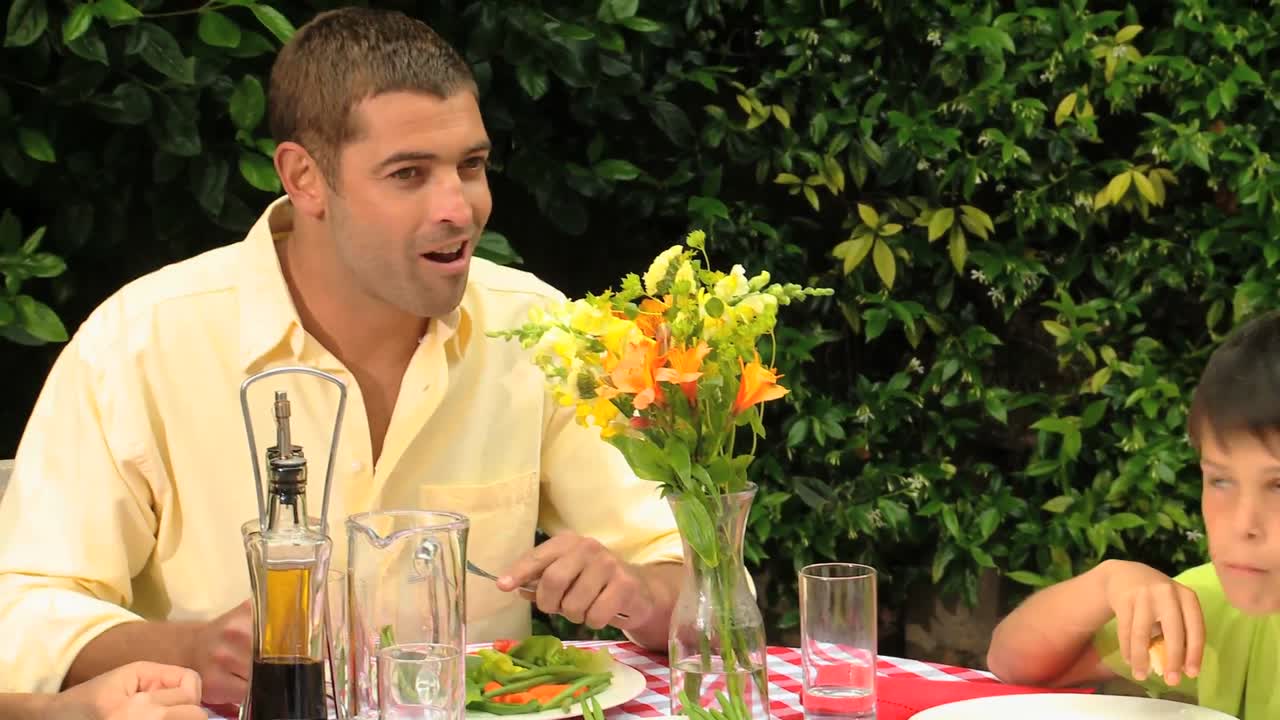 almuerzo familiar en el jardín