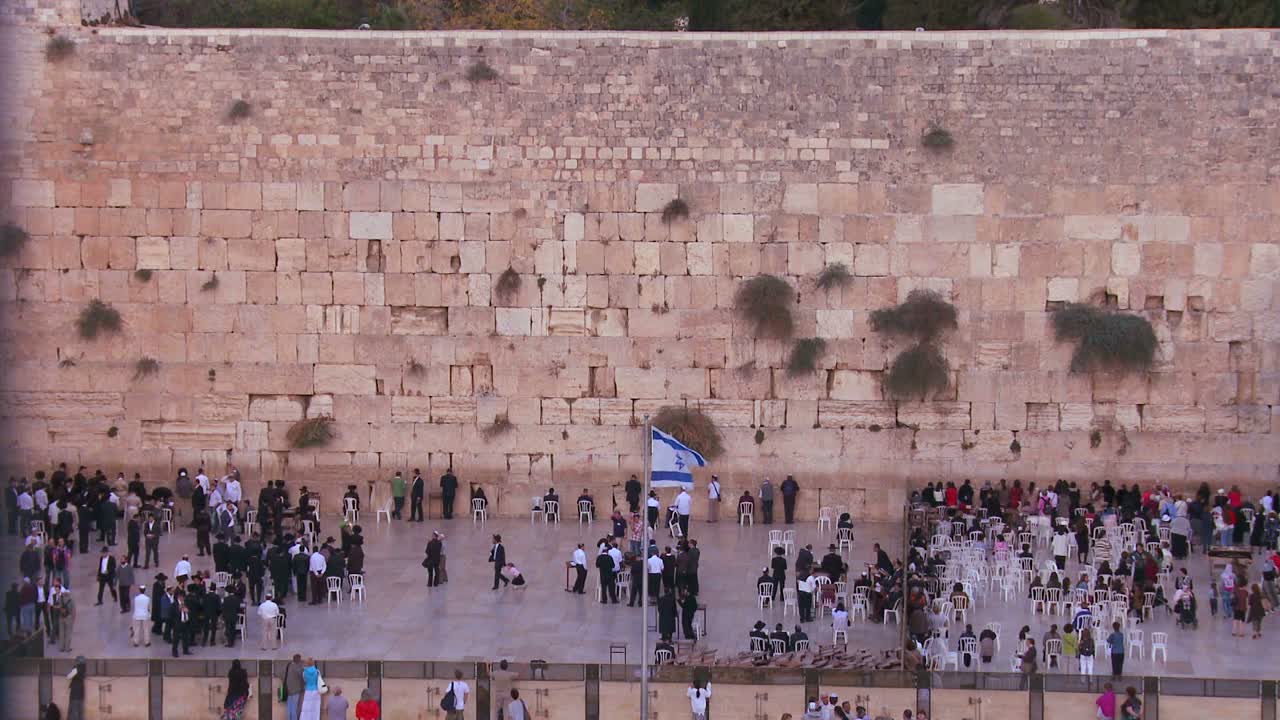 Pellegrini ebrei che pregano al Muro del Pianto a Gerusalemme, Israele