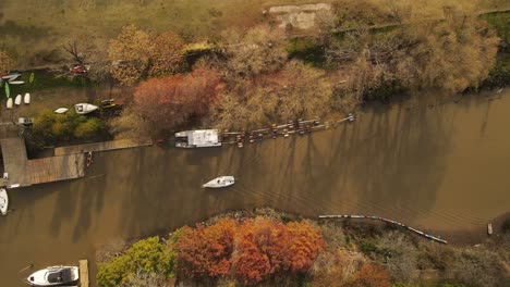 Luftaufnahmen-Von-Oben-Nach-Unten,-Die-Ein-Segelboot-Zeigen,-Das-Im-Hafen-Von-Buenos-Aires-Ankommt