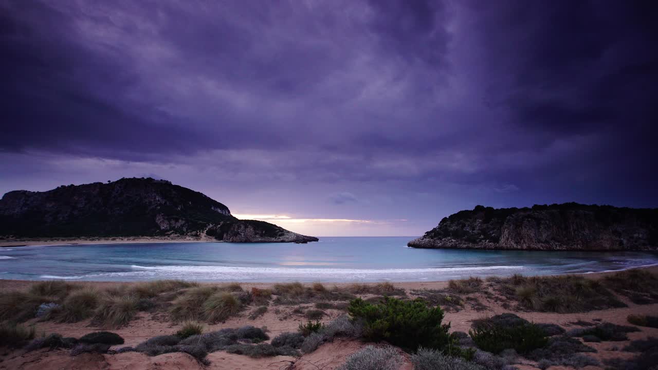 playa de voidokilia griega y cielo después de la puesta del sol, lapso de tiempo
