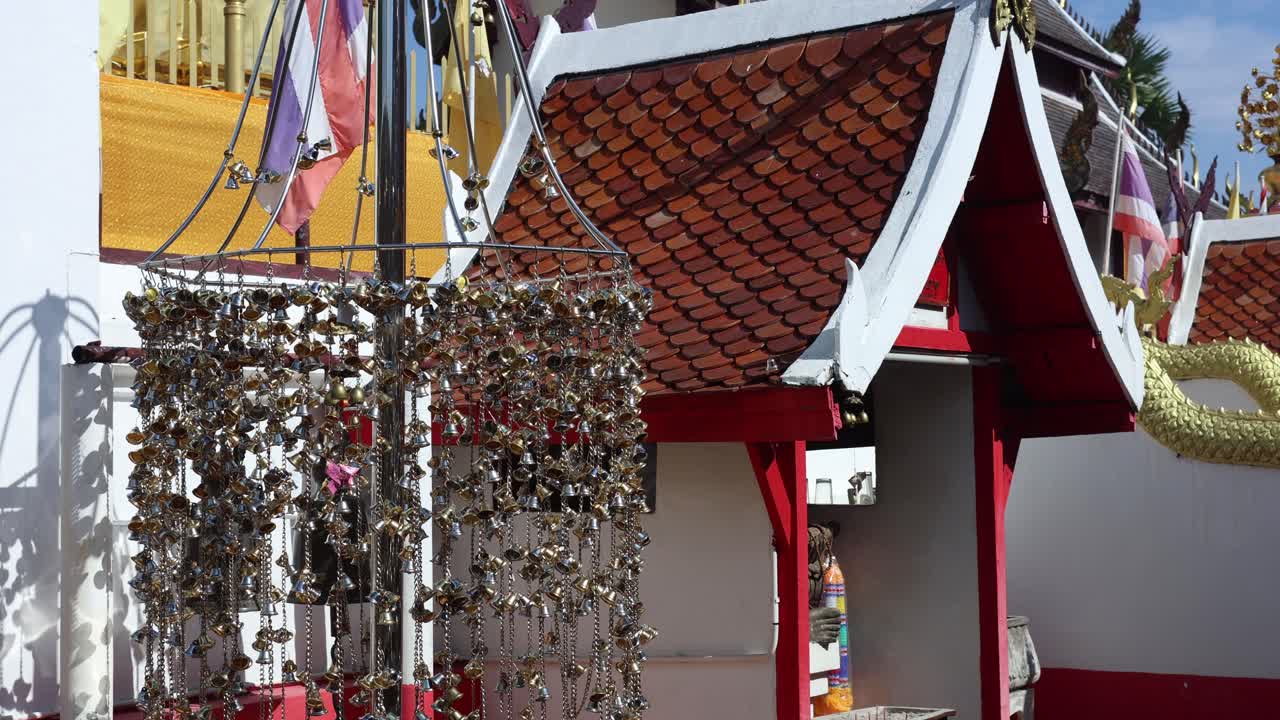 las campanas se balancean suavemente en un templo tailandés.