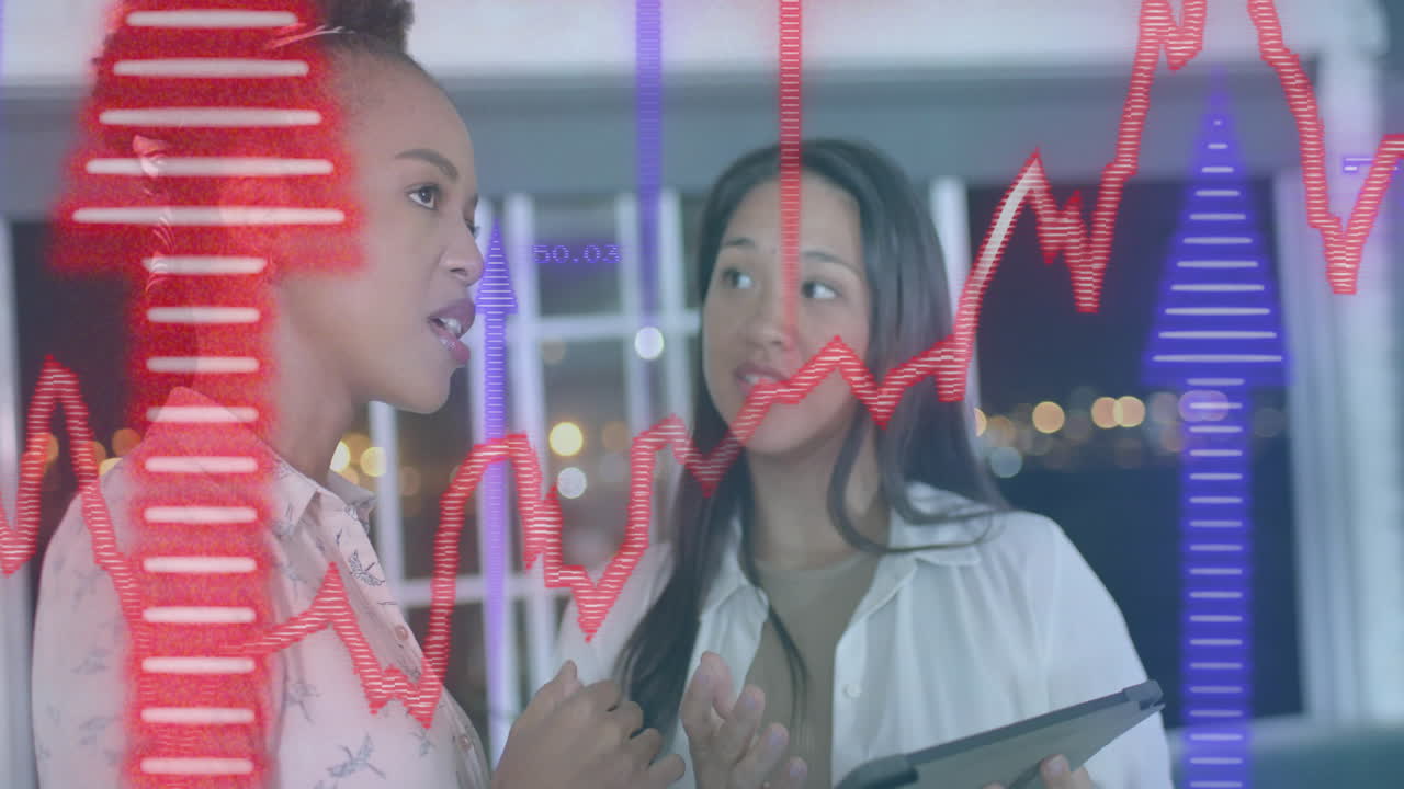 사무실에서 다양한 사업가 여성에 대한 금융 데이터 처리의 활성화