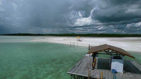 Antenne-Des-Bootes-Angedockt-Am-Pier-In-Leebong