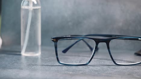 limpieza de gafas con frasco pulverizador